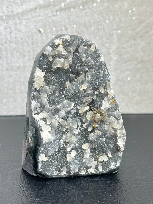 Druzy Kvarts med kalsitt, Grå/Svart