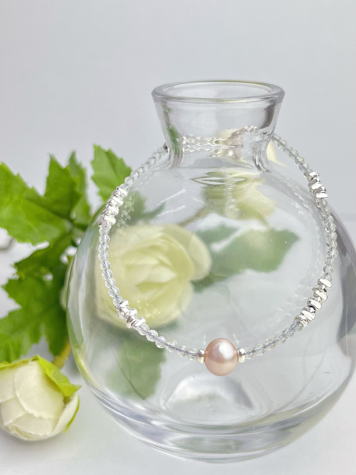 Akvamarin og perler- Håndlaget armbånd med karabinlås