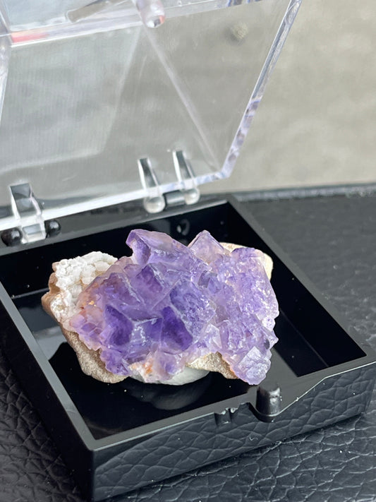 Lilla Fluoritt med boks, God kvalitet J