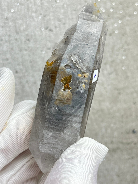 Enhydro Kvarts med svart sediment