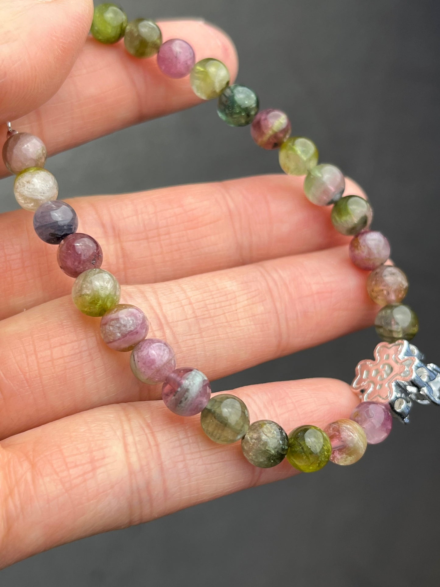 Turmalin- Håndlaget armbånd med karabinlås