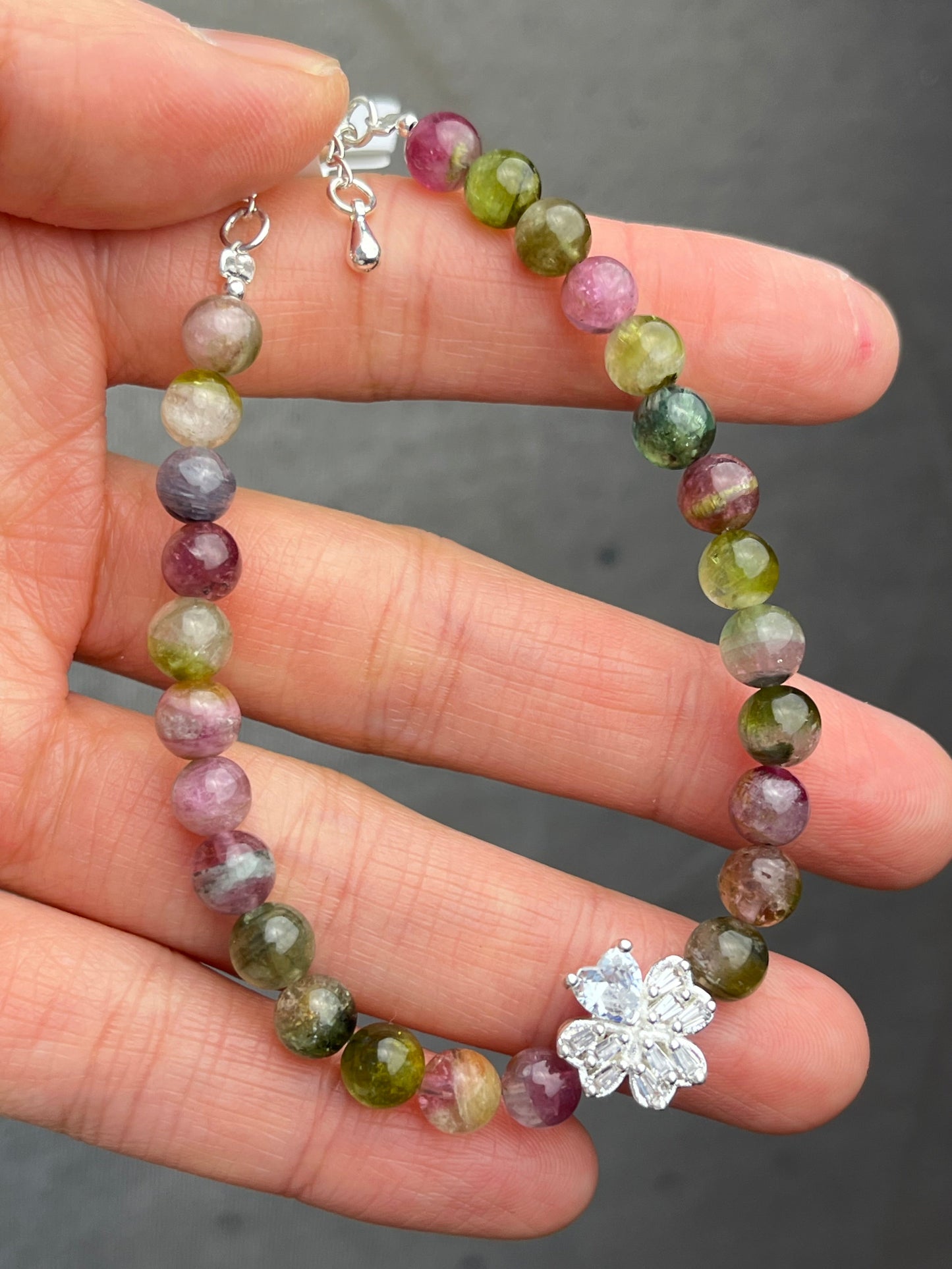 Turmalin- Håndlaget armbånd med karabinlås