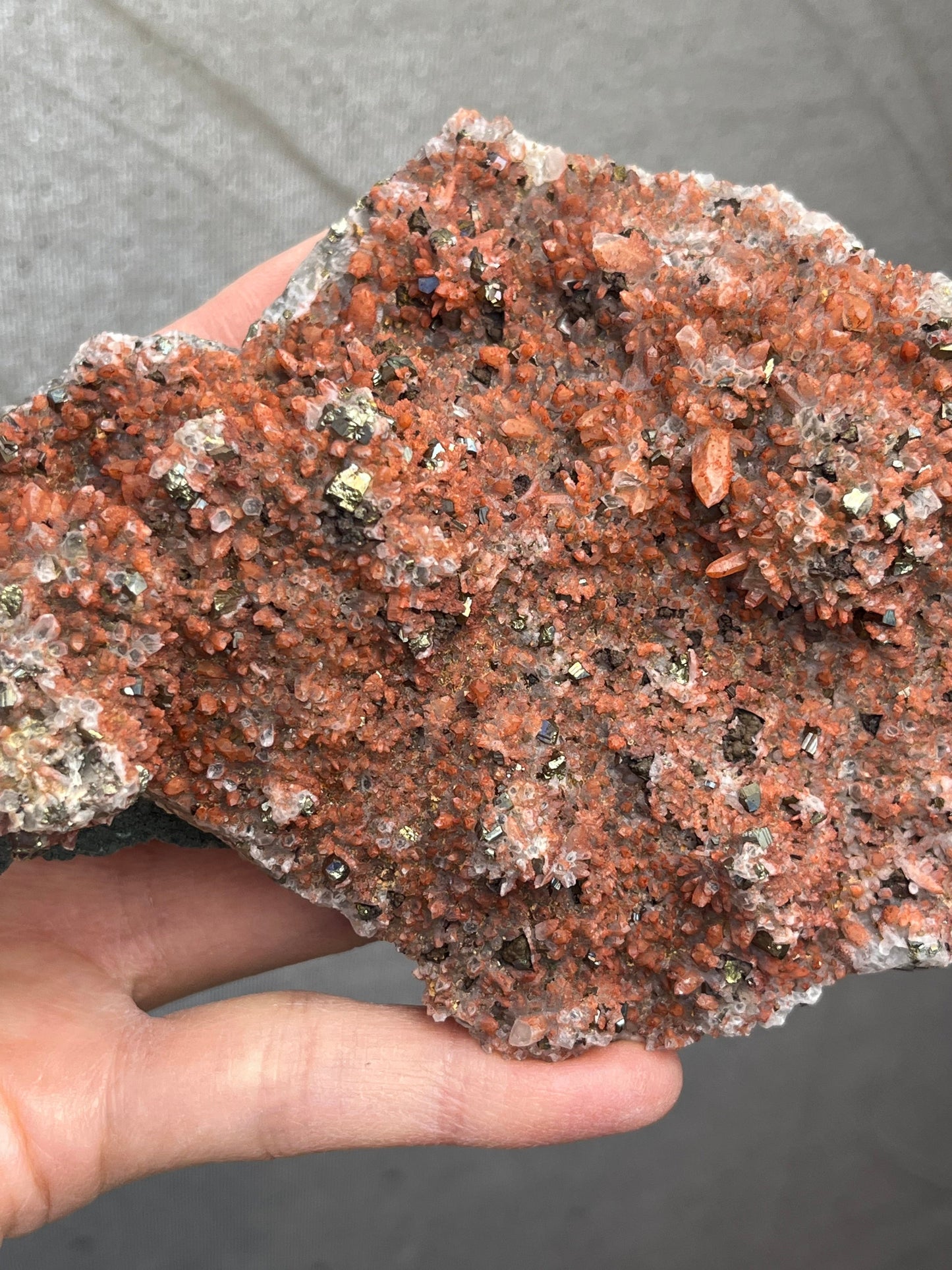 Kvarts med hematitt og pyritt