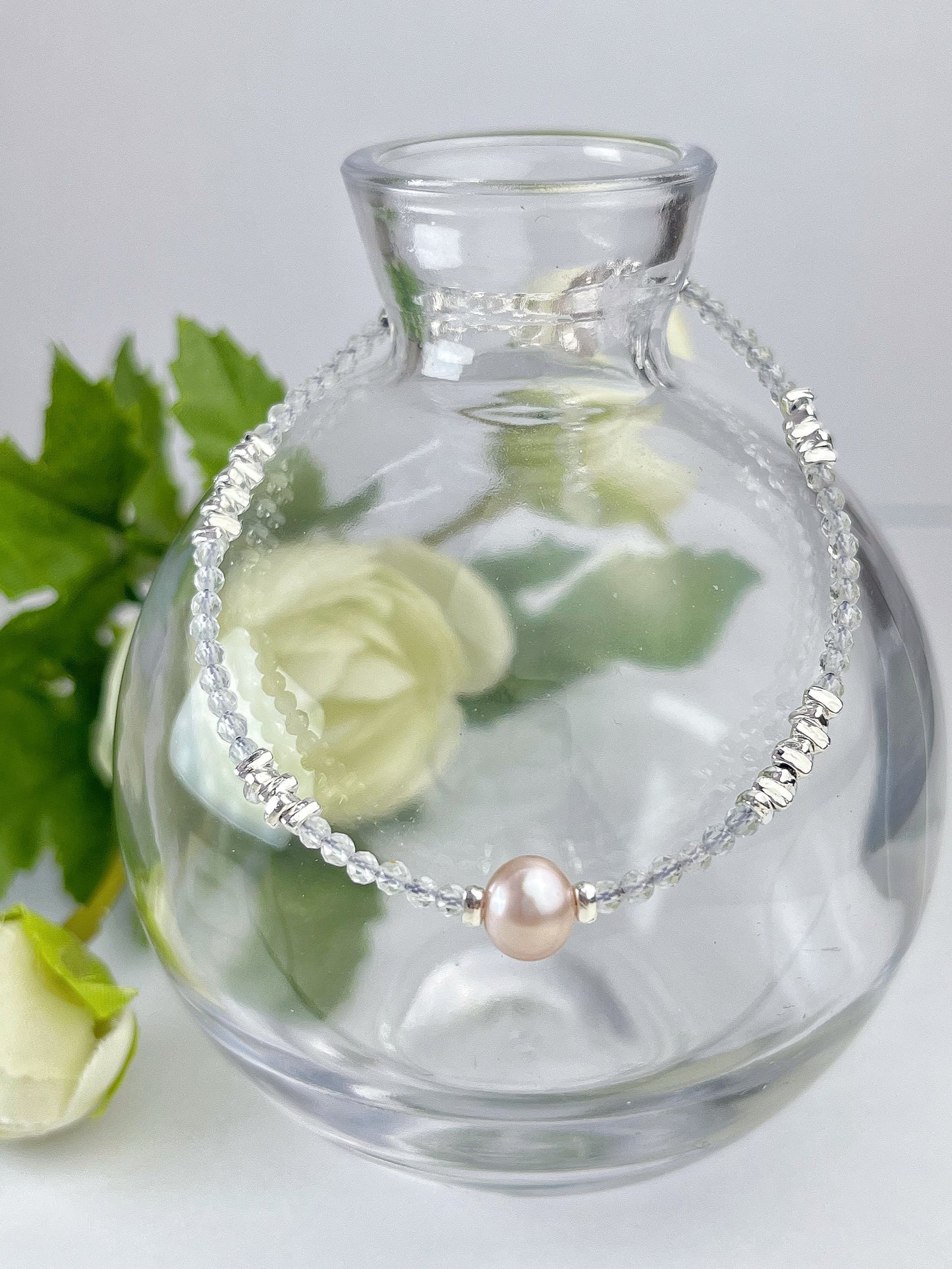 Akvamarin og perler- Håndlaget armbånd med karabinlås