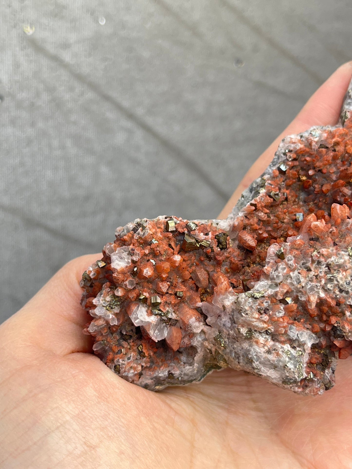 Kvarts med hematitt og pyritt