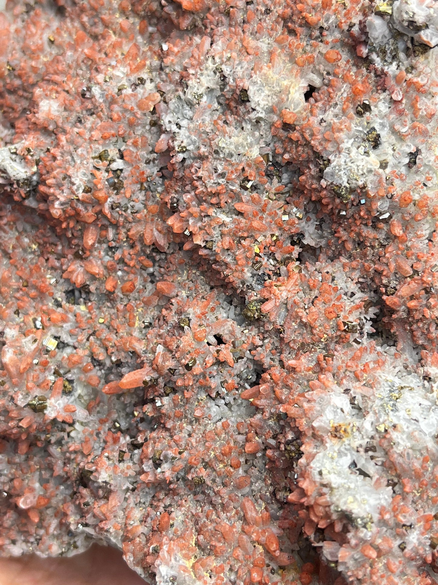 Kvarts med hematitt og pyritt