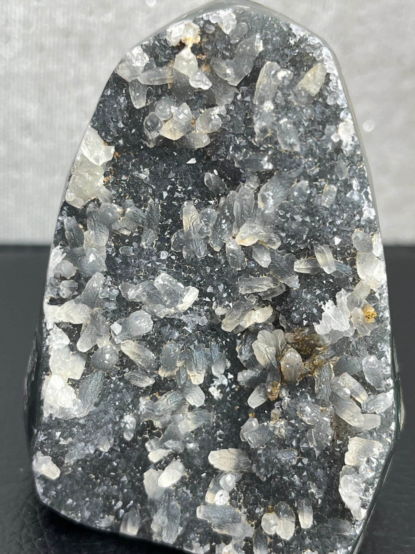 Druzy Kvarts med kalsitt, Grå/Svart