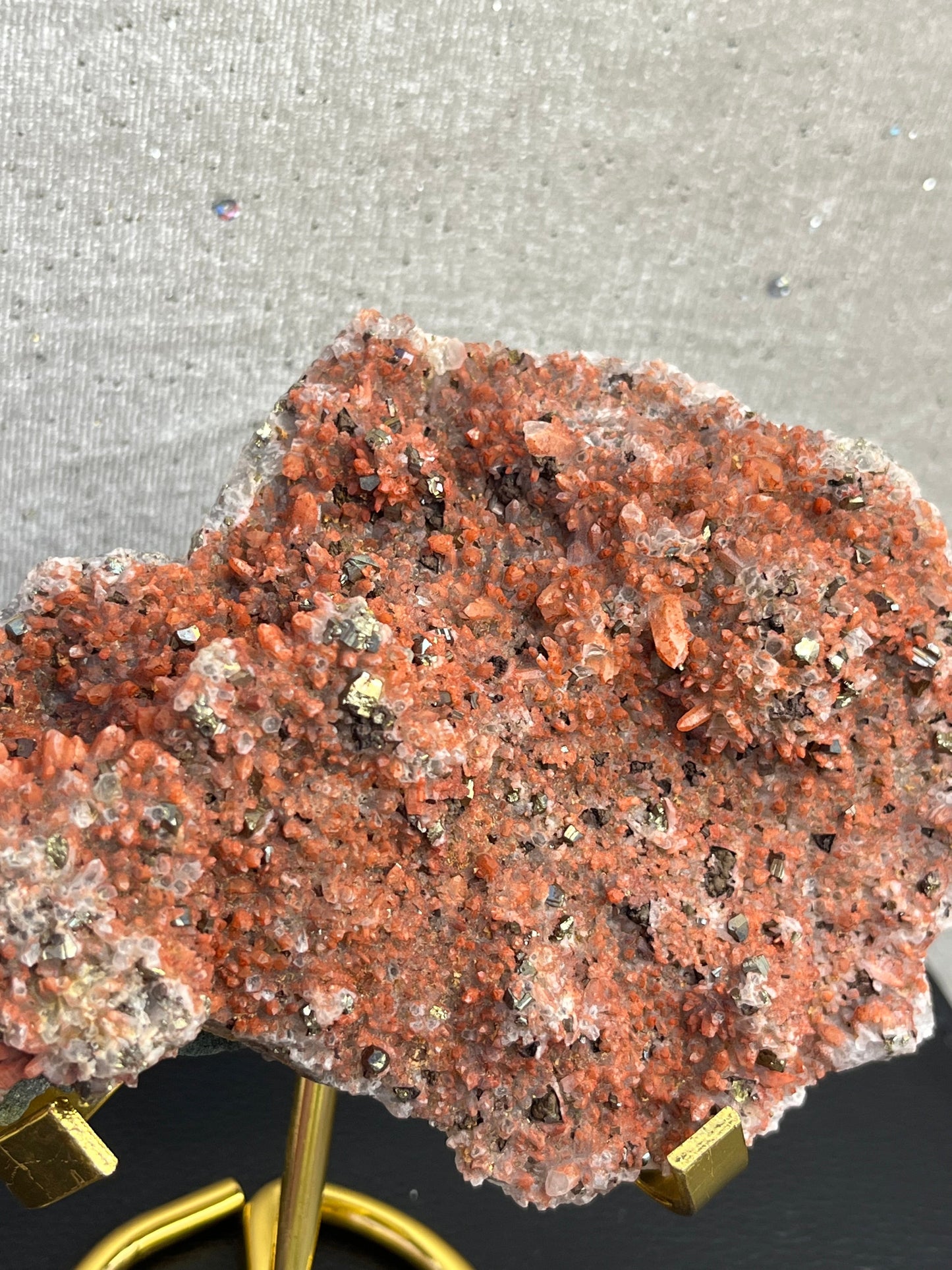 Kvarts med hematitt og pyritt