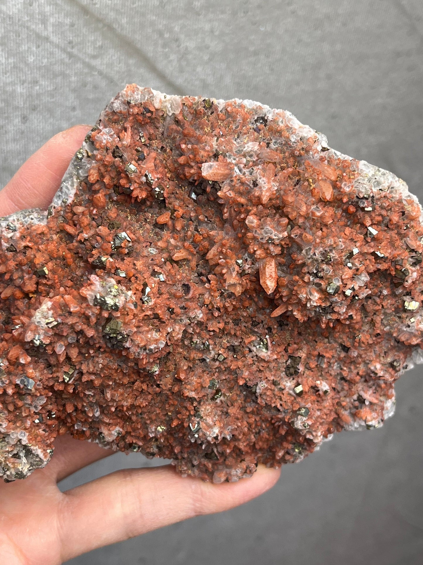 Kvarts med hematitt og pyritt