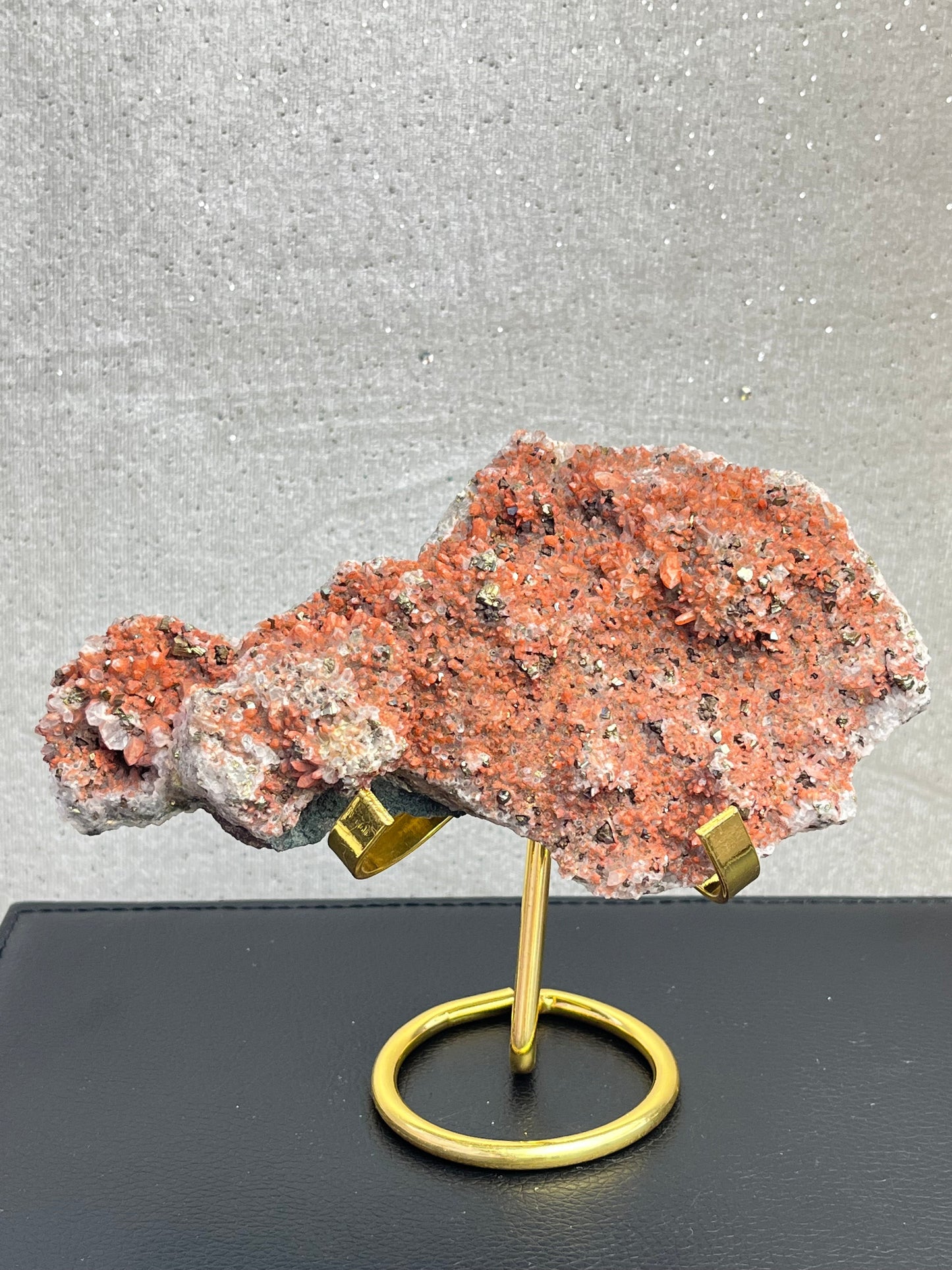 Kvarts med hematitt og pyritt