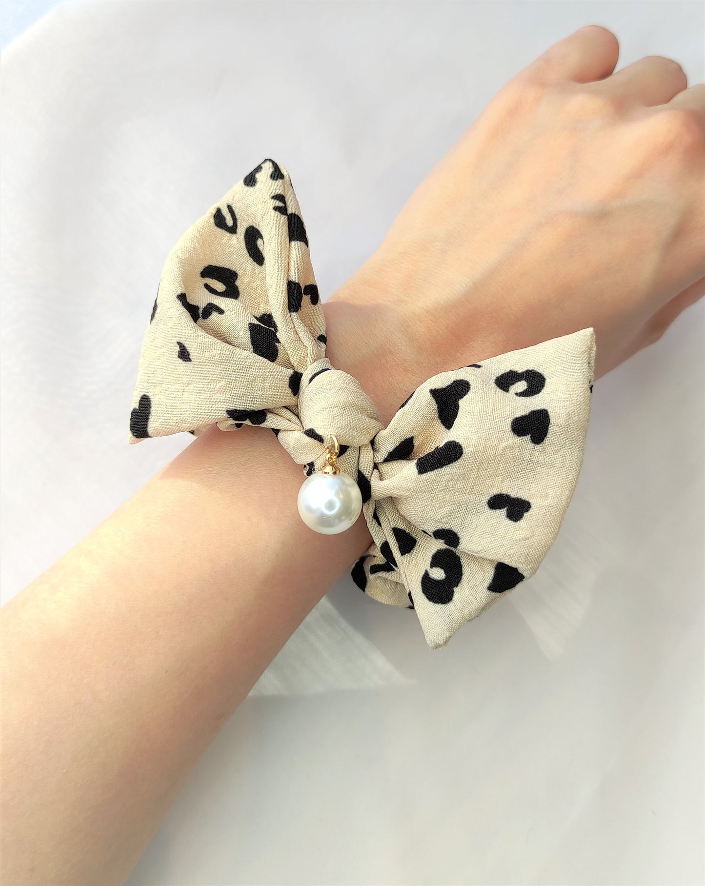 Scrunchie med sløyfe- Beige hjerte