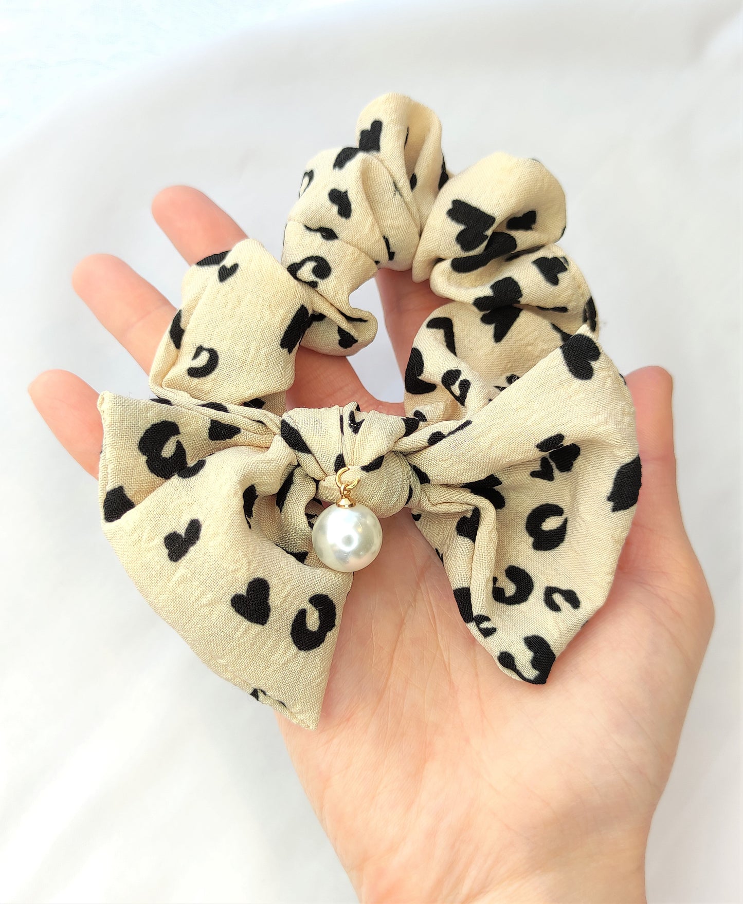 Scrunchie med sløyfe- Beige hjerte