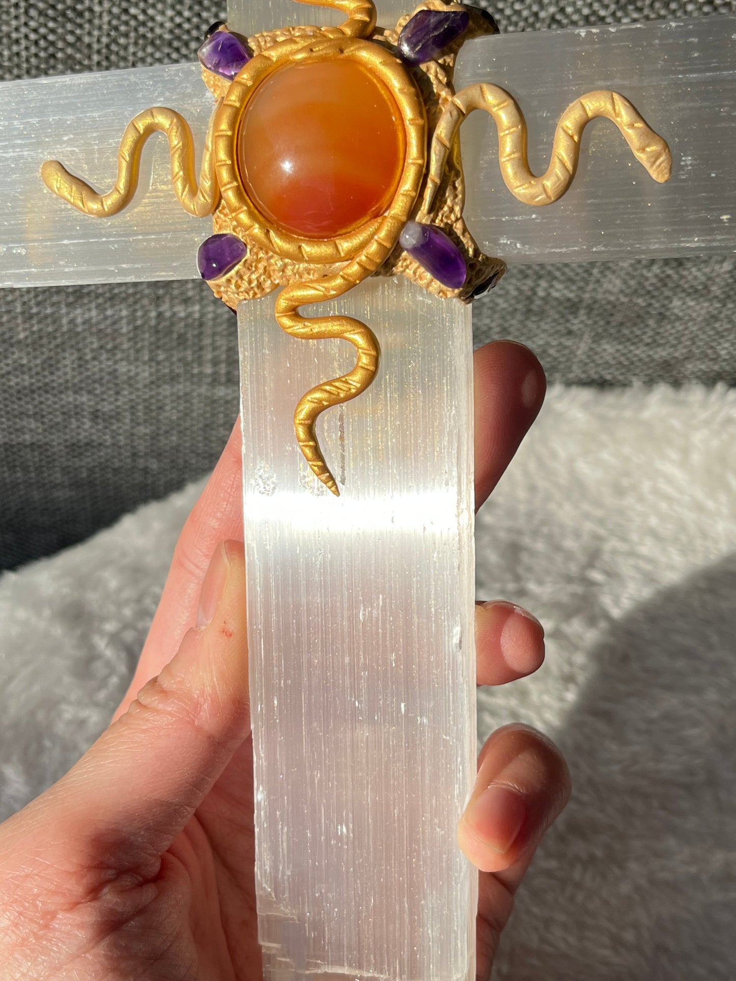 Selenitt Kors (med Karneol og Ametyst)